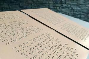 Replica van de verzetskrant in braille