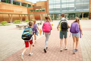 groepje tieners met rugzak lopend naar school