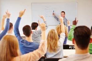 Studenten steken de handen omhoog