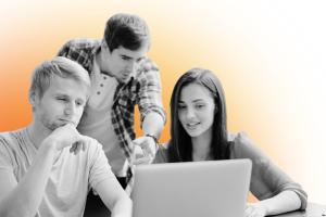 Team collega's aan het werk_laptop