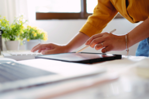 handen van een persoon die iets tekent met een touchpoint op een ipad