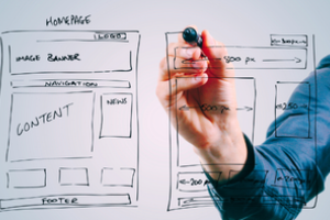 hand die op doorzichtig bord structuur van een website tekent met dikke stift