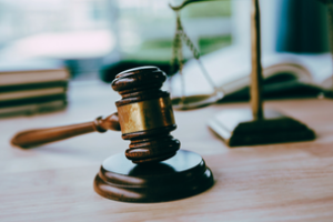 rechtershamer op houten tafel