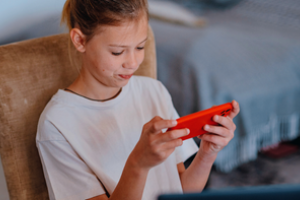 meisje met felrode mobiel in haar handen