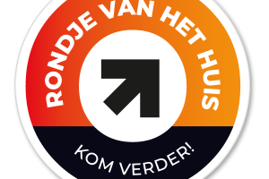 beeldmerk Dedicon (rondje) met binnenin een zwarte pijl en in de ring de tekst: Rondje van het Huis - Kom verder!