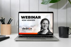 afbeelding van een laptop met daarop een beginscherm van een Dedicon-webinar. Tekst: WEBINAR KOM VERDER!, logo en portret Rieke Vullings