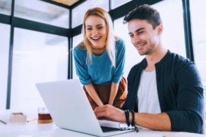 twee mensen kijken samen op een laptop