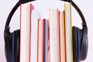 stapel boeken met daaromheen koptelefoon