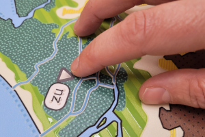 Hand leest de voelbare tekening atlas provincie Zuid-Holland